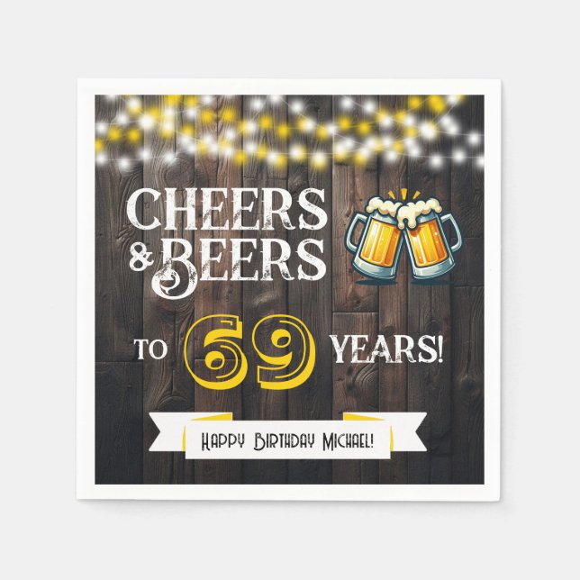 Cheers and Beers to 69 Years Rustic Birthday Party Serviette (Vorderseite)