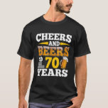 Cheers and Bers to 70 Years Funny 70th Birthday B T-Shirt<br><div class="desc">Dieses Beile und Bier zu 70 Jahren Funny 70. Geburtstag Beer Lover Kostüm ist für Vater,  Mutter,  Oma,  Opa,  Onkel,  Tante,  Banane,  die Lieben trinken Bier,  Trinken Liebhaber,  betrunkener,  trinken Crew oder Team</div>
