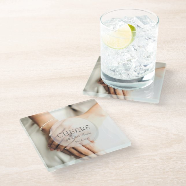 Cheers- Brautdiamantenring bearbeitbare Hochzeit Glasuntersetzer (Schrägansicht)