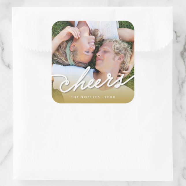 Cheers Calligraphy Script Gold Ombre Foto Holiday Quadratischer Aufkleber (Tasche)