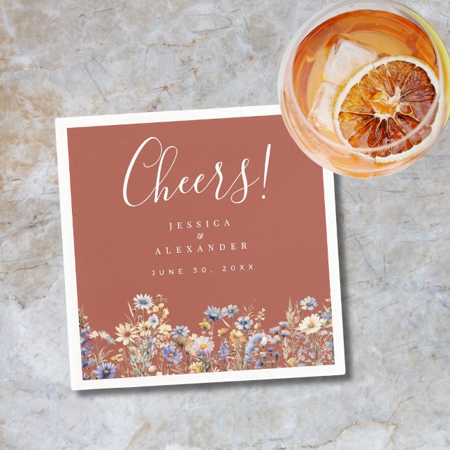 Cheers Dusty Blue Wildblumen Terracotta Wedding Serviette (Cheers Terracotta  Wildflowers Cocktail Wedding Napkin with Dusty Blue Flowers, Couple Names, Date.)