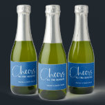 Cheers Imitate Blue GLITZER Christmas Mini<br><div class="desc">Machen Sie sich mit diesen personalisierten Flaschenetiketten mit simuliertem blauen Glitzer Ihre eigenen Glühwein-Split-Favoriten für den Weihnachtsurlaub! Fügen Sie Ihrem Geschenk oder Ihrem Party eine personalisierte Touch hinzu.</div>