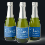Cheers Imitate Blue GLITZER Christmas Mini<br><div class="desc">Machen Sie sich mit diesen personalisierten Flaschenetiketten mit simuliertem blauen Glitzer Ihre eigenen Glühwein-Split-Favoriten für den Weihnachtsurlaub! Fügen Sie Ihrem Geschenk oder Ihrem Party eine personalisierte Touch hinzu.</div>