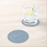 Cheers Minimal Dusty Blue Script Custom Wedding Runder Pappuntersetzer<br><div class="desc">Cheert Minimalistisches Script Custom Wedding Round Paper Untersetzer in Dusty Blue</div>