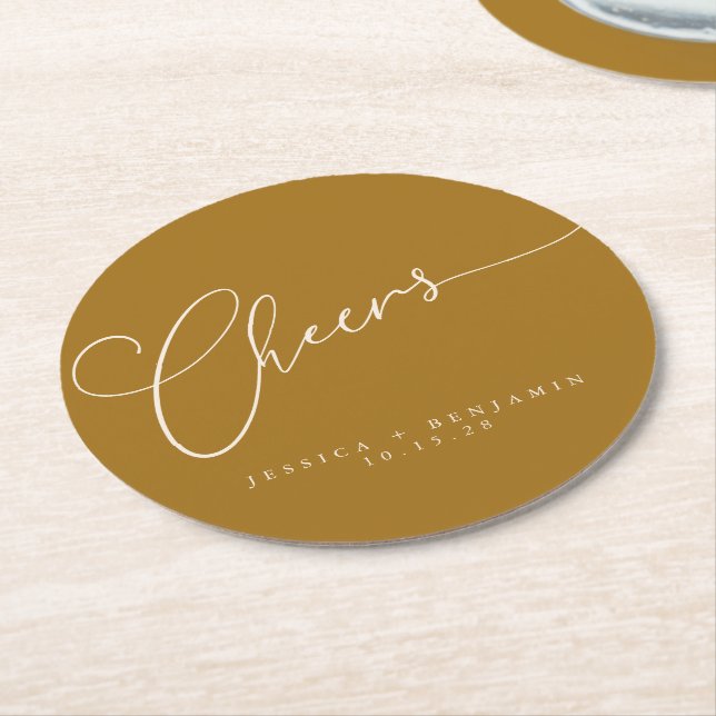 Cheers Minimal Mustard Gold Script Custom Wedding Runder Pappuntersetzer (Angewinkelt)