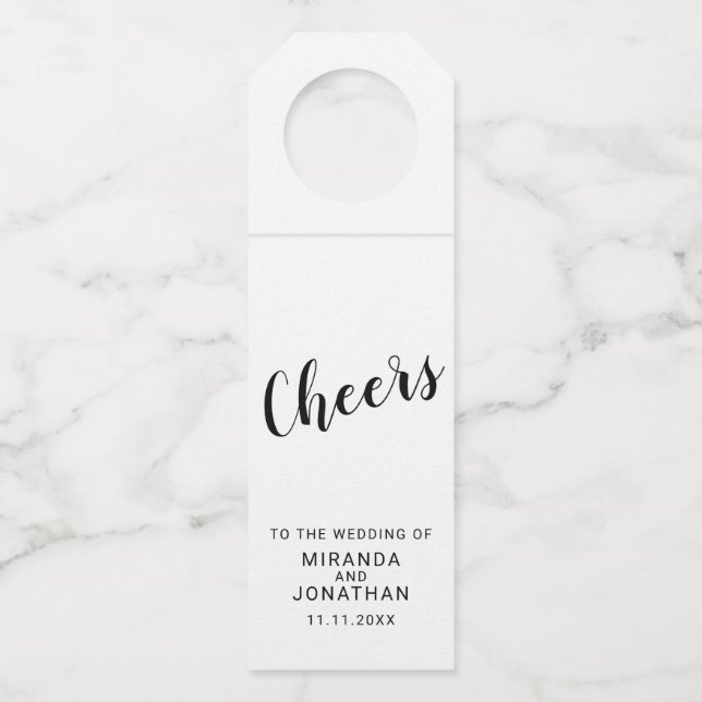 'Cheers' Moderne Skripthochzeit Flaschenanhänger (Vorderseite)