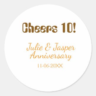 Cheers to 10th wedding anniversary brown orange  runder aufkleber