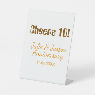 Cheers to 10th wedding anniversary brown orange  sockelschild