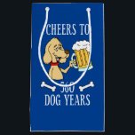 Cheers To 560 Dog Years 80th Birthday Kleine Geschenktüte<br><div class="desc">Cheers to 560 Dog Years 80th Birthday funny gift bag. A great bag for someone turning 80. It features a cartoon dog holding a huge beer. Great for a dog owner and beer lover!</div>