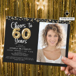 Cheers to 60 Jahre Foto Script Balloon Confetti Einladung<br><div class="desc">Feiern Sie einen 60. Geburtstag mit diesen eleganten und festlichen Party Einladungen mit dem Titel CHEERS TO 60 YEARS mit Imitaten metallische Goldballonnummern und moderne Schrift Typografie, ein Foto und Goldschländer und Konfetti in Ihrer Wahl der Hintergrundfarbe (in schwarz dargestellt). HILFE: Für Hilfe bei der Modifikation oder Personalisierung des Designs,...</div>