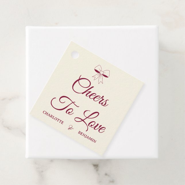 Cheers To Love Burgundy Script Ivory Bow Wedding Geschenkanhänger (Beispiel)