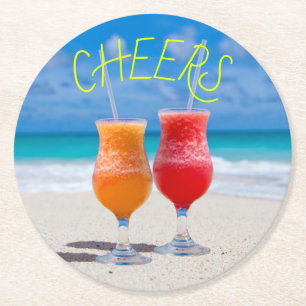 Cheers Zwei Getränke Strand Cocktails im Paradies Runder Pappuntersetzer