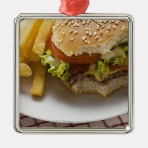 Cheeseburger, Bisse genommen, mit Chips Ornament Aus Metall