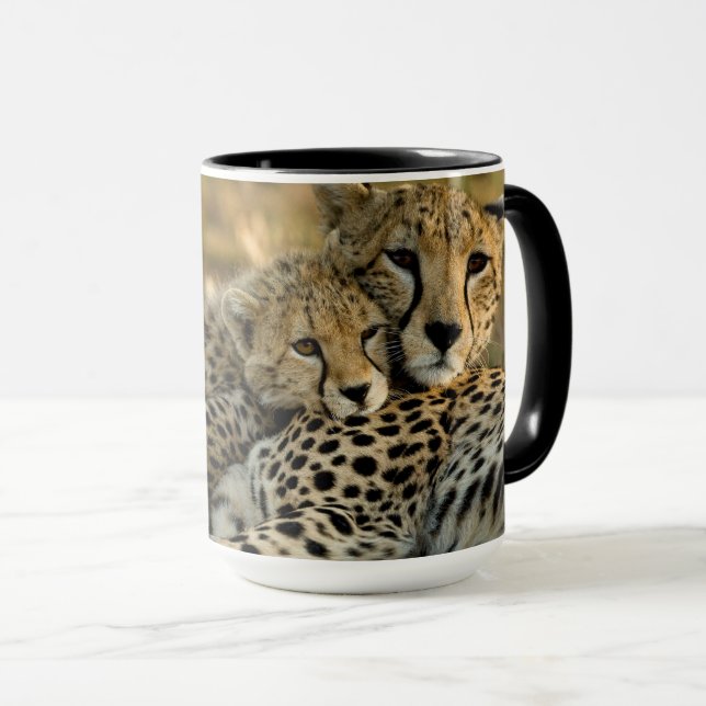Cheetah Cub Snuggling mit seiner Mama Tasse (VorderseiteRechts)