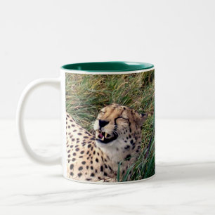 Cheetah mit einem riesigen Grinsen auf ihrem Gesic Zweifarbige Tasse