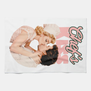 Chef’s Kiss Retro-Illustration Hübsche Hausfrau Geschirrtuch