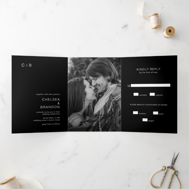 Chelsea Black Modern Wedding Dreifach Gefaltete Einladung (Innenseite)