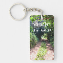 Chemin de saleté à travers les arbres