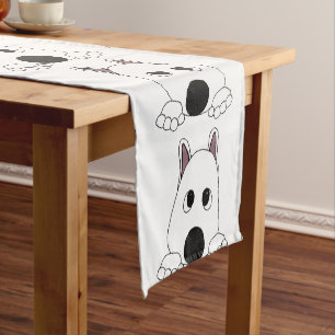 Chemin De Table Court akita blanc qui regarde