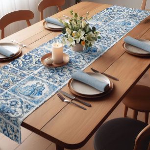 Chemin De Table Court Bleu Chic toile blanche de jouy Poupées et fleurs