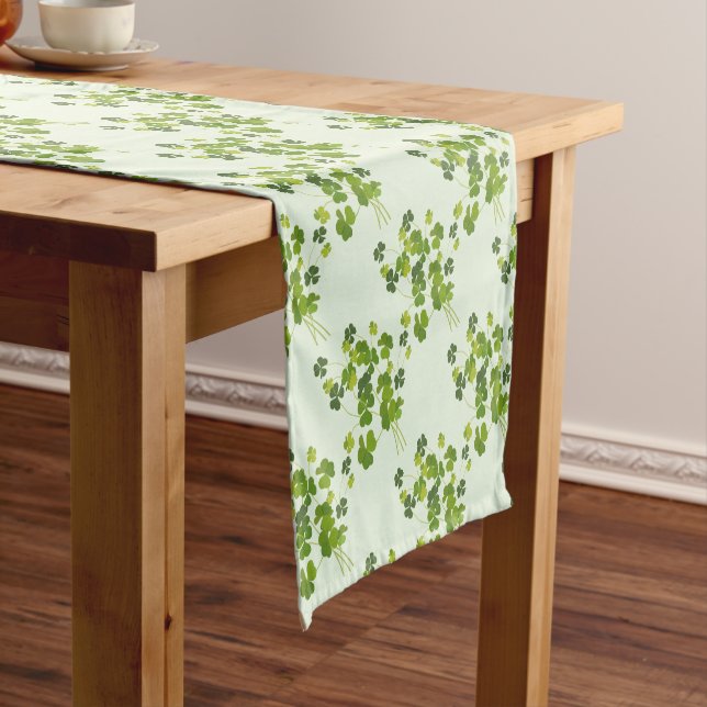 Chemin De Table Court Bouquet de shamrock, le jour de St Patrick (In Situ)