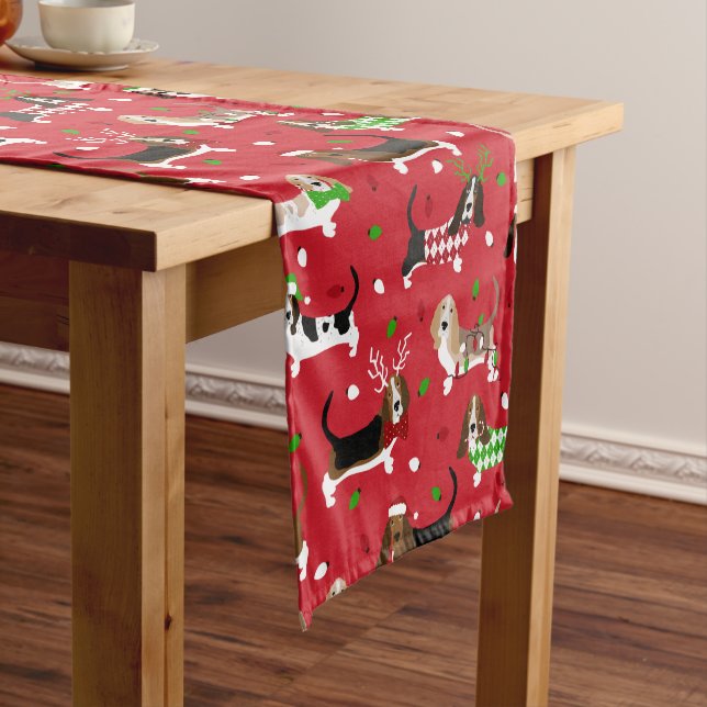 Chemin De Table Court Christmas Basset Hound (In Situ)