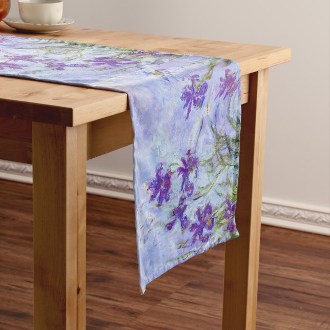 Chemin De Table Court Claude Monet - Lilac Irises / Iris Mauves (In Situ)