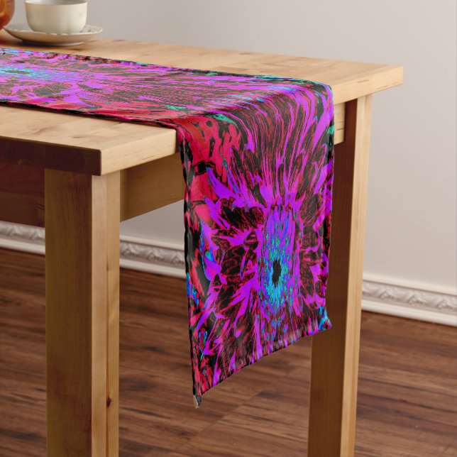Chemin De Table Court Dahlia rouge, violet et noire (In Situ)