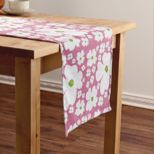 Chemin De Table Court Dogwood Design sur un coureur à table courte