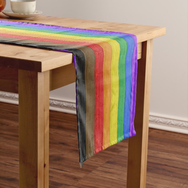 Chemin De Table Court Drapeau gay pride inclusif SlipperyJoe ru texturé (In Situ)