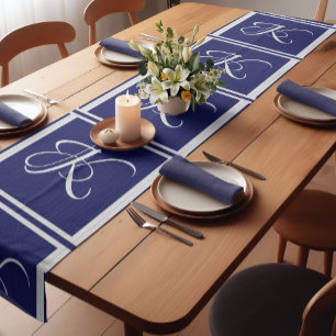 Chemin De Table Court Élégante initiale de monogramme bleu gris