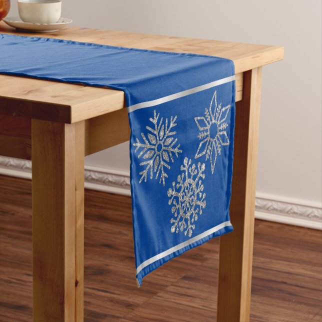 Chemin De Table Court Flammes de neige en argent pendant les vacances bl (In Situ)