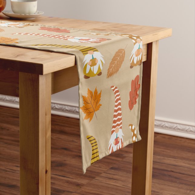 Chemin De Table Court Gnomes de Thanksgiving avec feuilles d'automne   (In Situ)