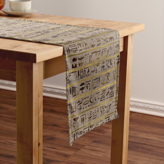 Chemin De Table Court Hiéroglyphes égyptiens d'or de Pyrographed sur le (In Situ)