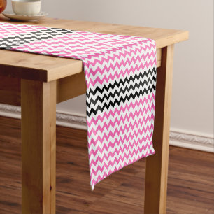 Chemin De Table Court Hot Pink et Chevron Noir par Shirley Taylor