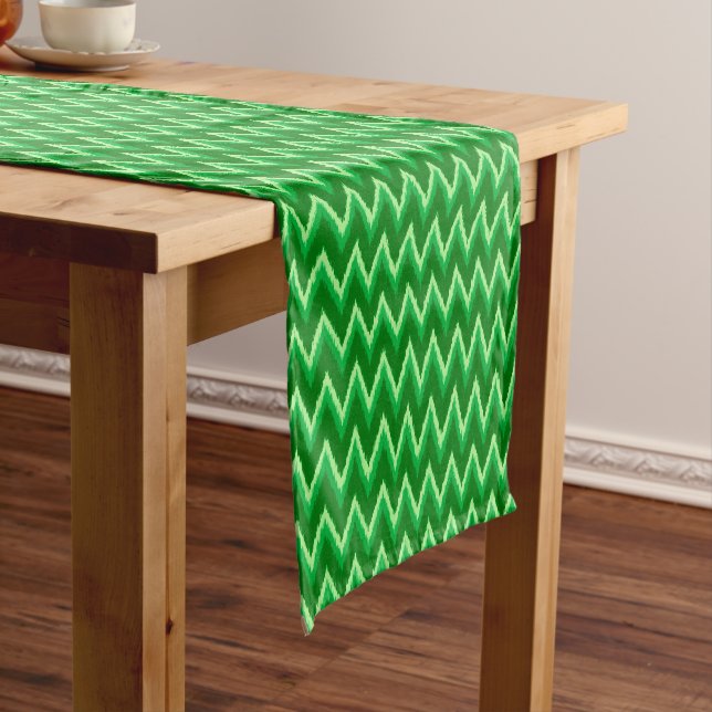 Chemin De Table Court Ikat Chevron Stripes - Pin et Lime Green (In Situ)