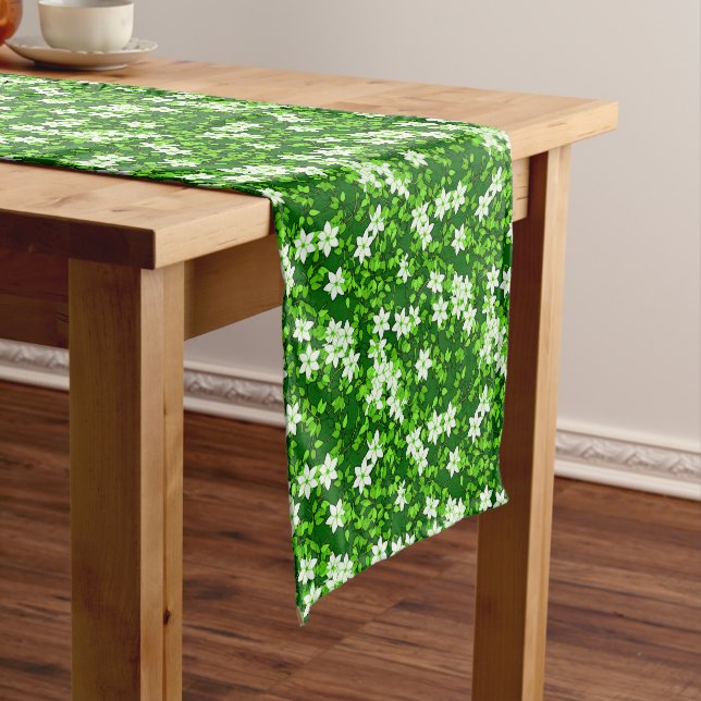 Chemin De Table Court Jasmin Blanc Parmi Les Feuilles Verts (In Situ)