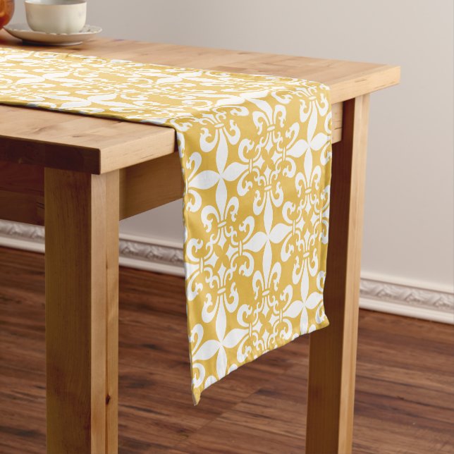 Chemin De Table Court Jaune de French Fleur de Lys Pattern (In Situ)