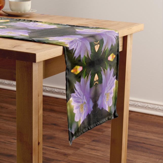Chemin De Table Court Lavande Clematis Fleur Dans Trellis Abstrait (In Situ)