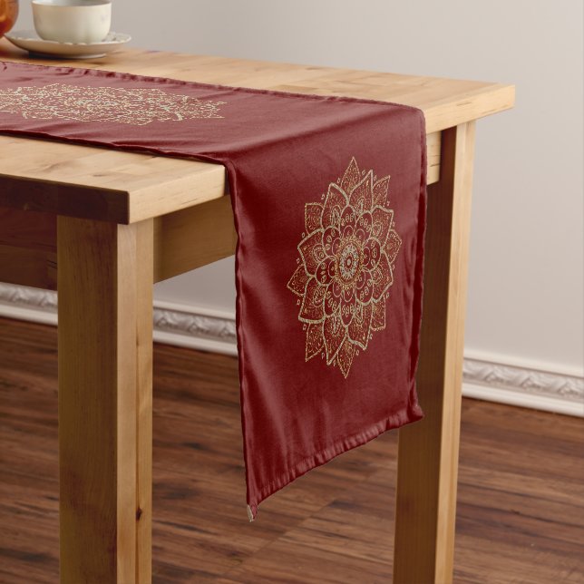 Chemin De Table Court Mandala d'or et d'argent sur rouge foncé (In Situ)