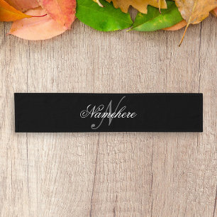 Chemin De Table Court Monogramme de nom noir et blanc personnalisé uniqu