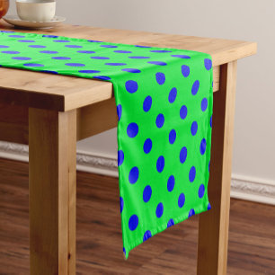 Chemin De Table Court Motif de points polka bleus sur fond vert