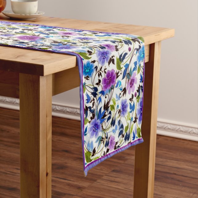 Chemin De Table Court Moyenne table fleurie violette et bleue (In Situ)