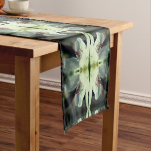 Chemin De Table Court Petit Grasshopper Sur Blanc Azalea Flower Abstrait