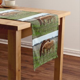 Chemin De Table Court Poulain Palomino et Jument Alezan,