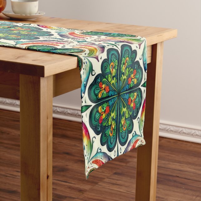 Chemin De Table Court Shamrock Rainbows. Saint-Patty's Day (In Situ)