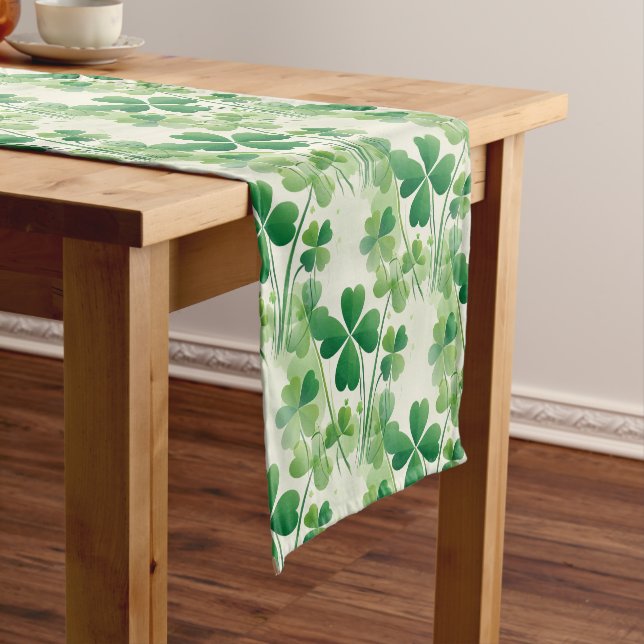 Chemin De Table Court Shamrock vert Four Leaf Clover St Patrick's Day (In Situ)