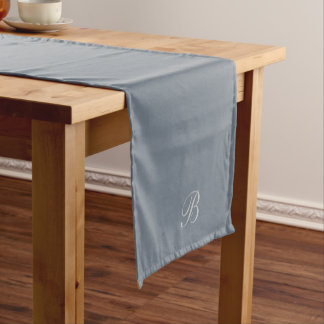 Chemin De Table Court Simple Dusty Blue avec Monogram Initial