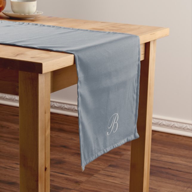 Chemin De Table Court Simple Dusty Blue avec Monogram Initial (In Situ)