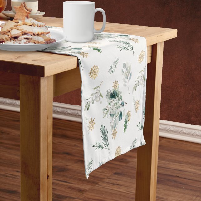 Chemin De Table Court Végétation d'hiver Flécules de neige d'or Élégant  (Simple winter greenery Christmas table runner with pine branches, berries & gold snowflakes)